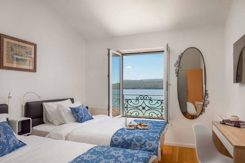 Beachfront Villa Grandissima with Pool Šibenik