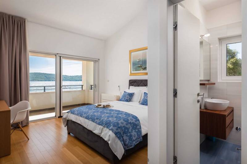 Beachfront Villa Grandissima with Pool Šibenik