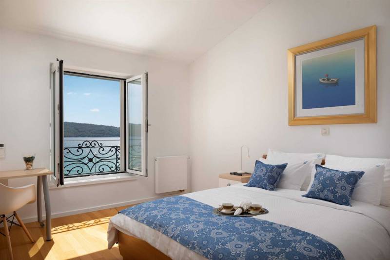 Beachfront Villa Grandissima with Pool Šibenik