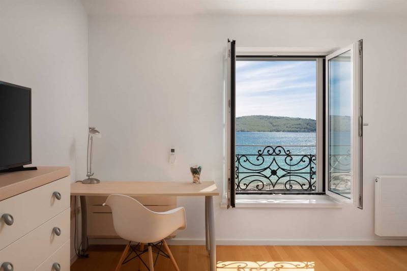 Beachfront Villa Grandissima with Pool Šibenik