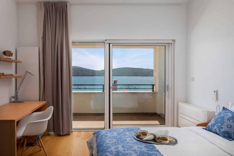 Beachfront Villa Grandissima with Pool Šibenik