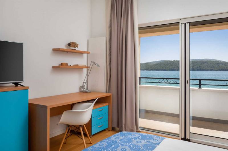 Beachfront Villa Grandissima with Pool Šibenik