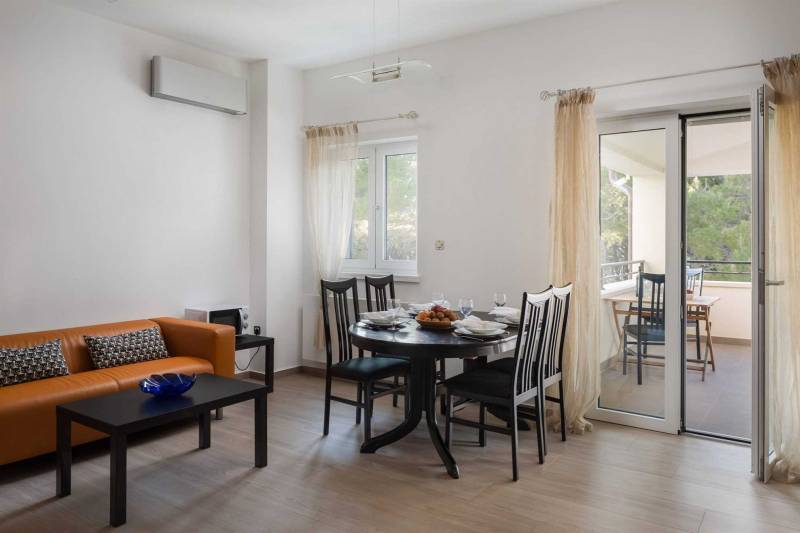 Beachfront Villa Grandissima with Pool Šibenik