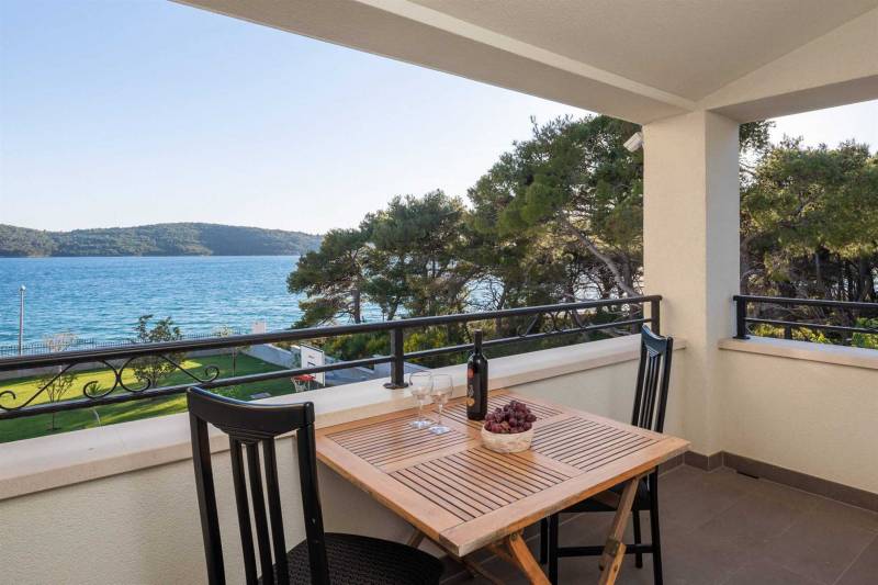 Beachfront Villa Grandissima with Pool Šibenik