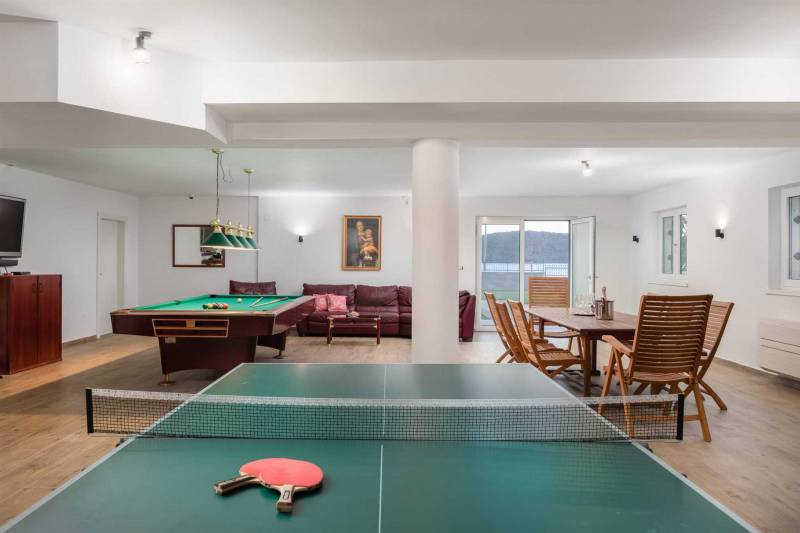 Beachfront Villa Grandissima with Pool Šibenik