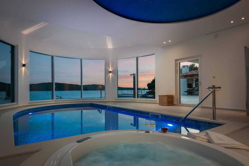 Beachfront Villa Grandissima with Pool Šibenik