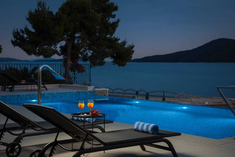 Beachfront Villa Grandissima with Pool Šibenik