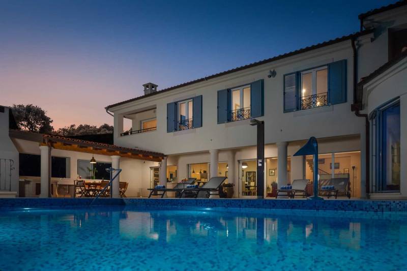 Beachfront Villa Grandissima with Pool Šibenik
