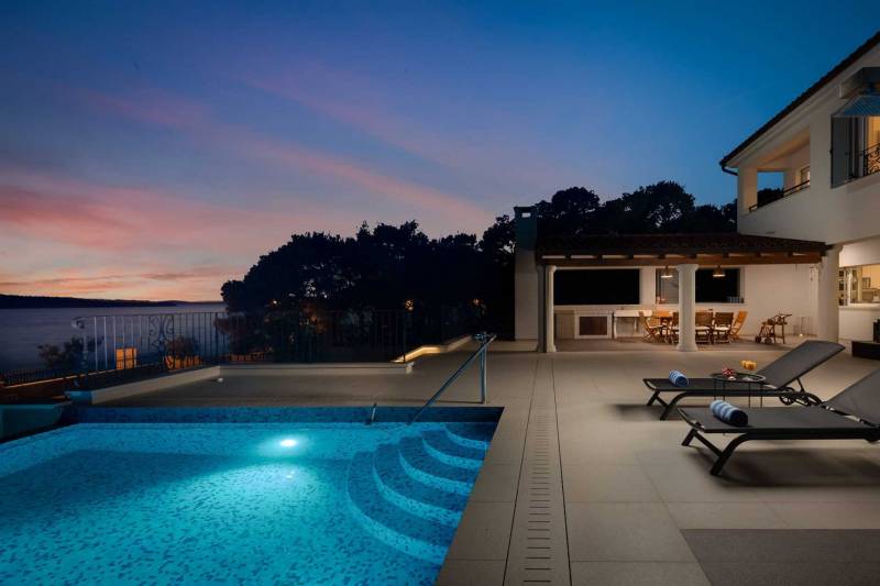 Beachfront Villa Grandissima with Pool Šibenik