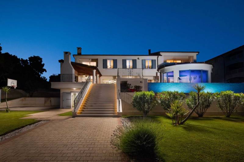 Beachfront Villa Grandissima with Pool Šibenik