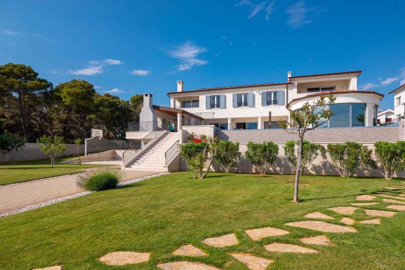 Beachfront Villa Grandissima with Pool Šibenik