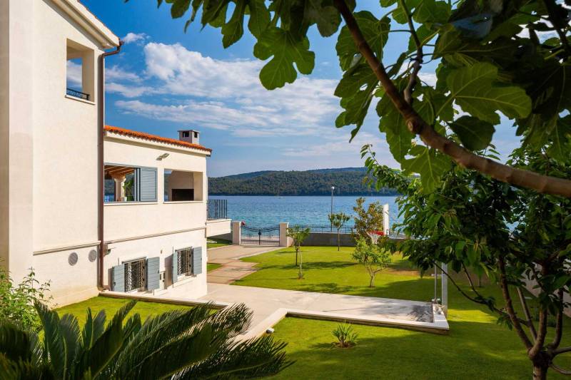 Beachfront Villa Grandissima with Pool Šibenik