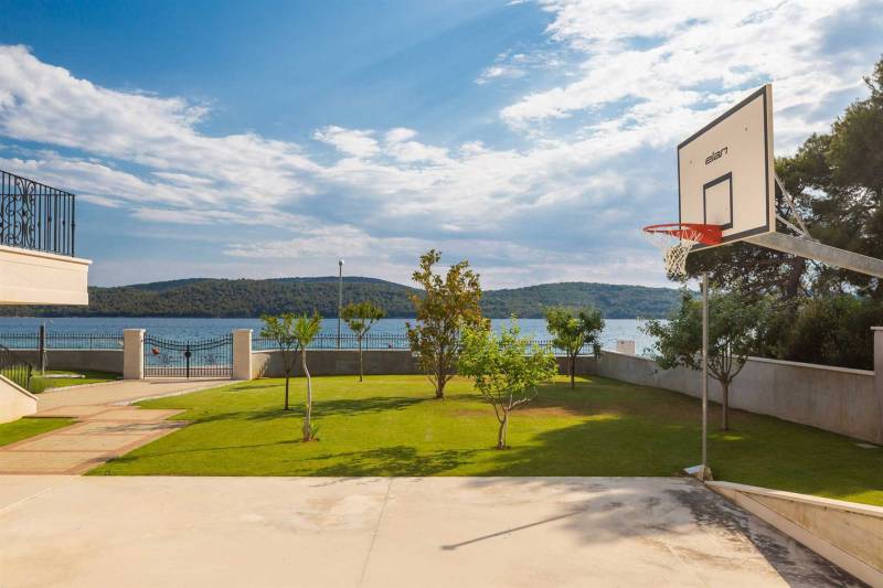 Beachfront Villa Grandissima with Pool Šibenik