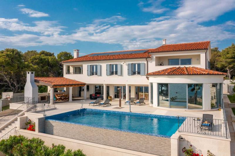 Beachfront Villa Grandissima with Pool Šibenik