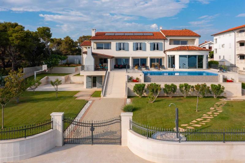 Beachfront Villa Grandissima with Pool Šibenik