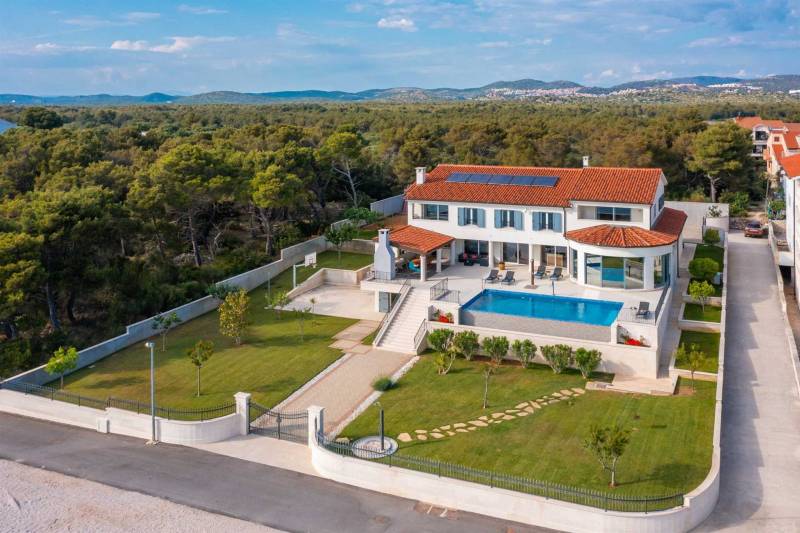 Beachfront Villa Grandissima with Pool Šibenik