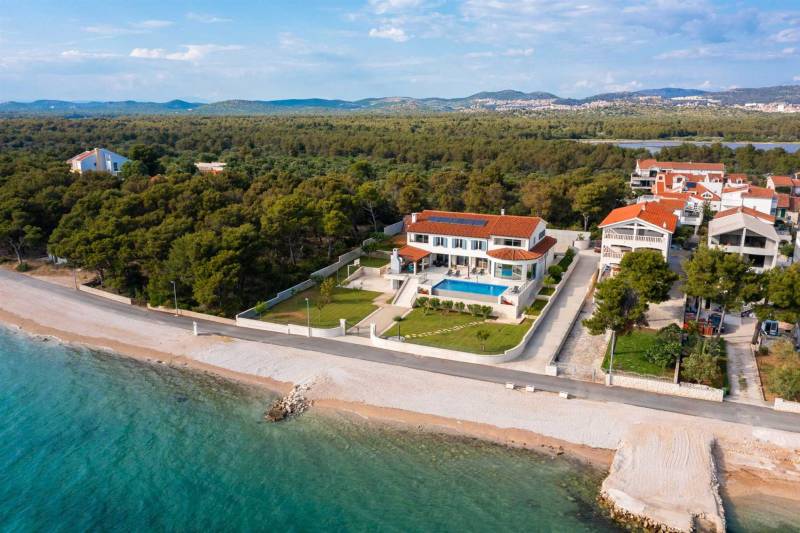 Beachfront Villa Grandissima with Pool Šibenik