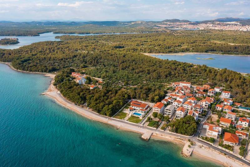Beachfront Villa Grandissima with Pool Šibenik