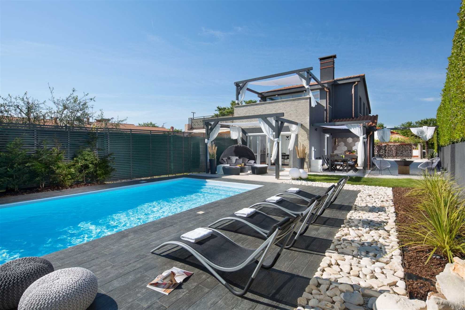 Villa Ordinata with Pool