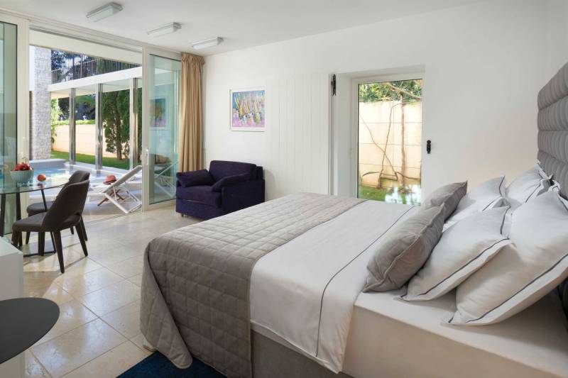 Villa White Palace of Golden Cape mit Pool Brač