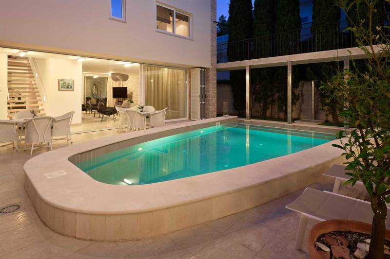 Villa White Palace of Golden Cape mit Pool Brač