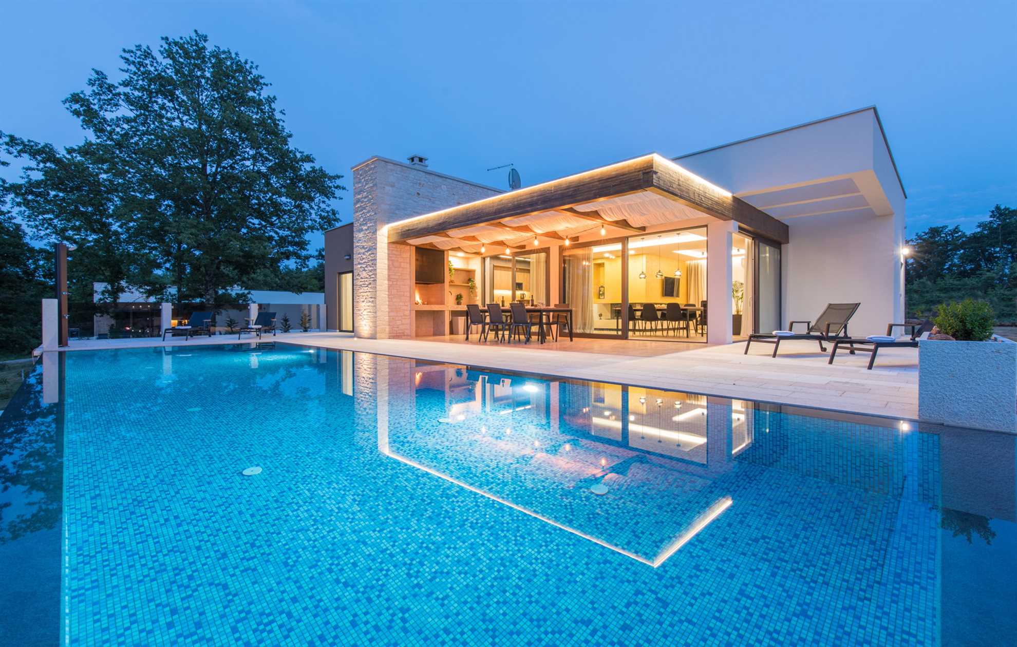 Villa Azalea with Infinity Pool