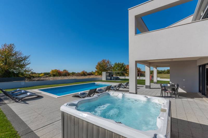 Luxury Villa Glam with Heated Pool Pazin