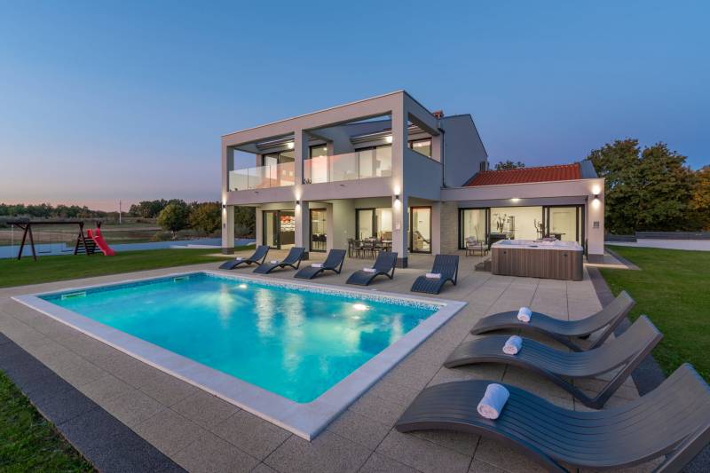 Luxury Villa Glam with Heated Pool Pazin