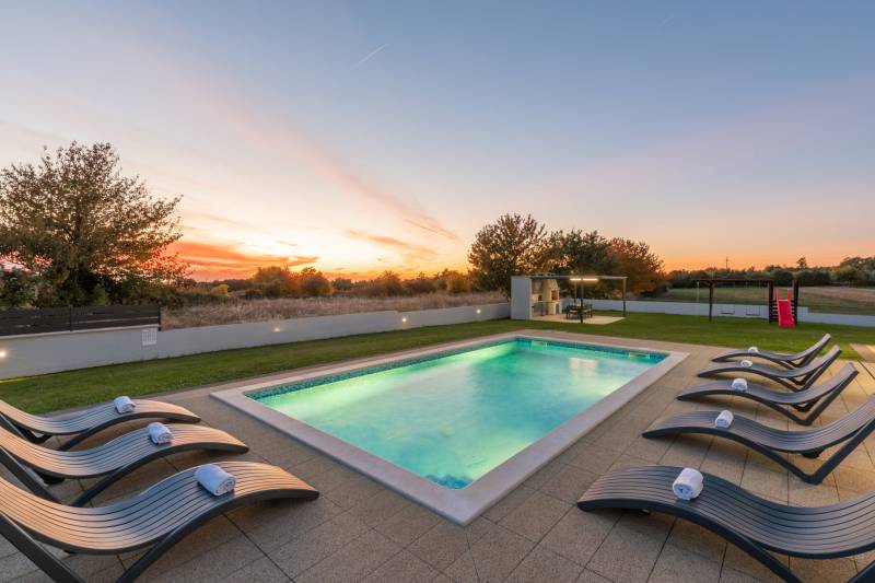 Luxury Villa Glam with Heated Pool Pazin