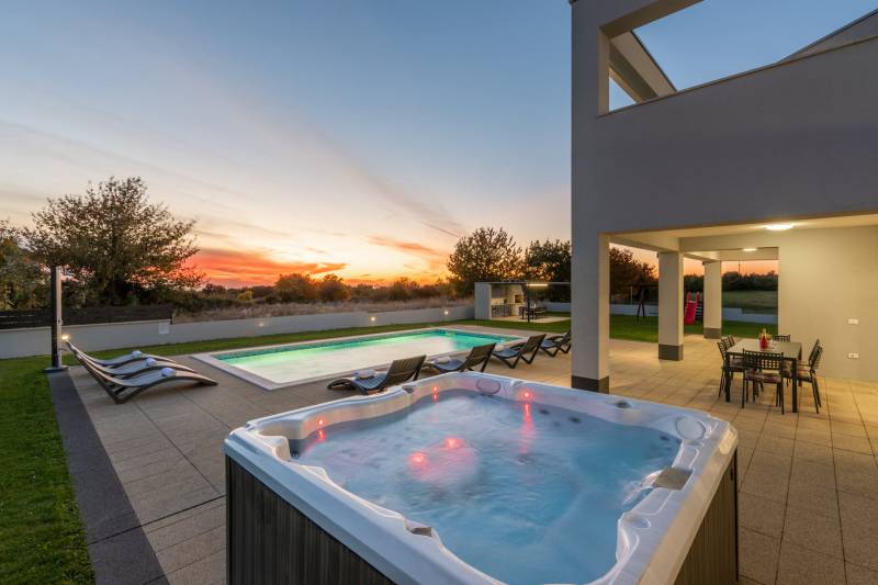 Luxury Villa Glam with Heated Pool Pazin