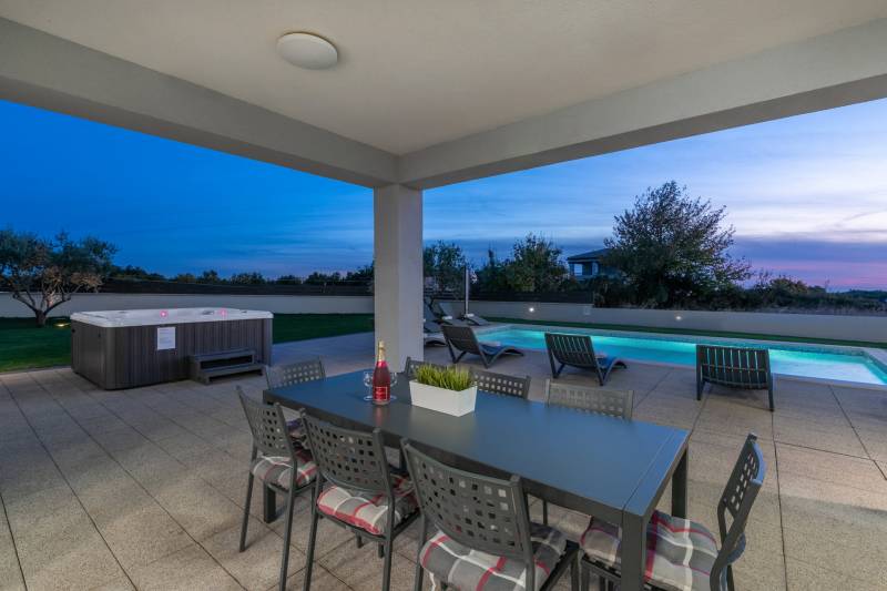 Luxury Villa Glam with Heated Pool Pazin