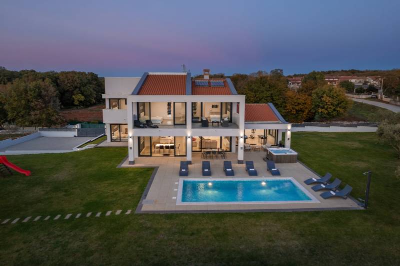 Luxury Villa Glam with Heated Pool Pazin