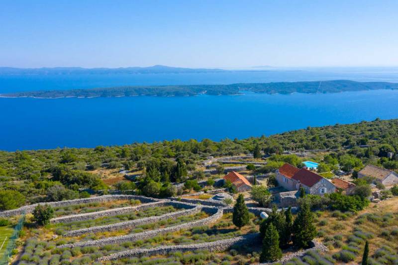 Panoramiczny widok z tarasu przy basenie Country House Lavender na wyspie Hvar w Chorwacji
