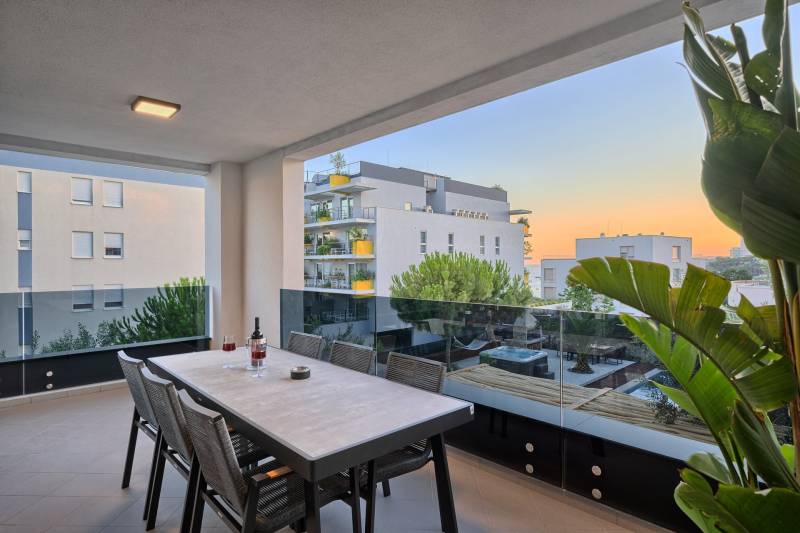 Apartment Liberty Living med Basseng III Split