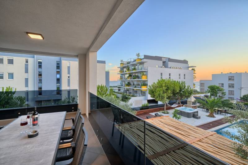 Apartment Liberty Living med Basseng III Split