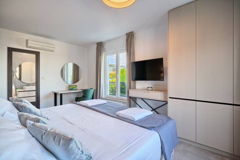 Apartment Liberty Living med Basseng III Split