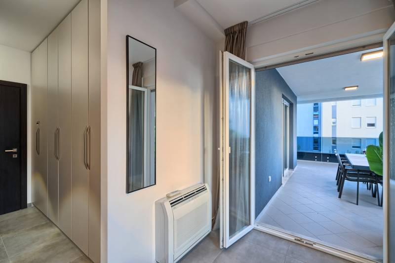 Apartment Liberty Living med Basseng III Split