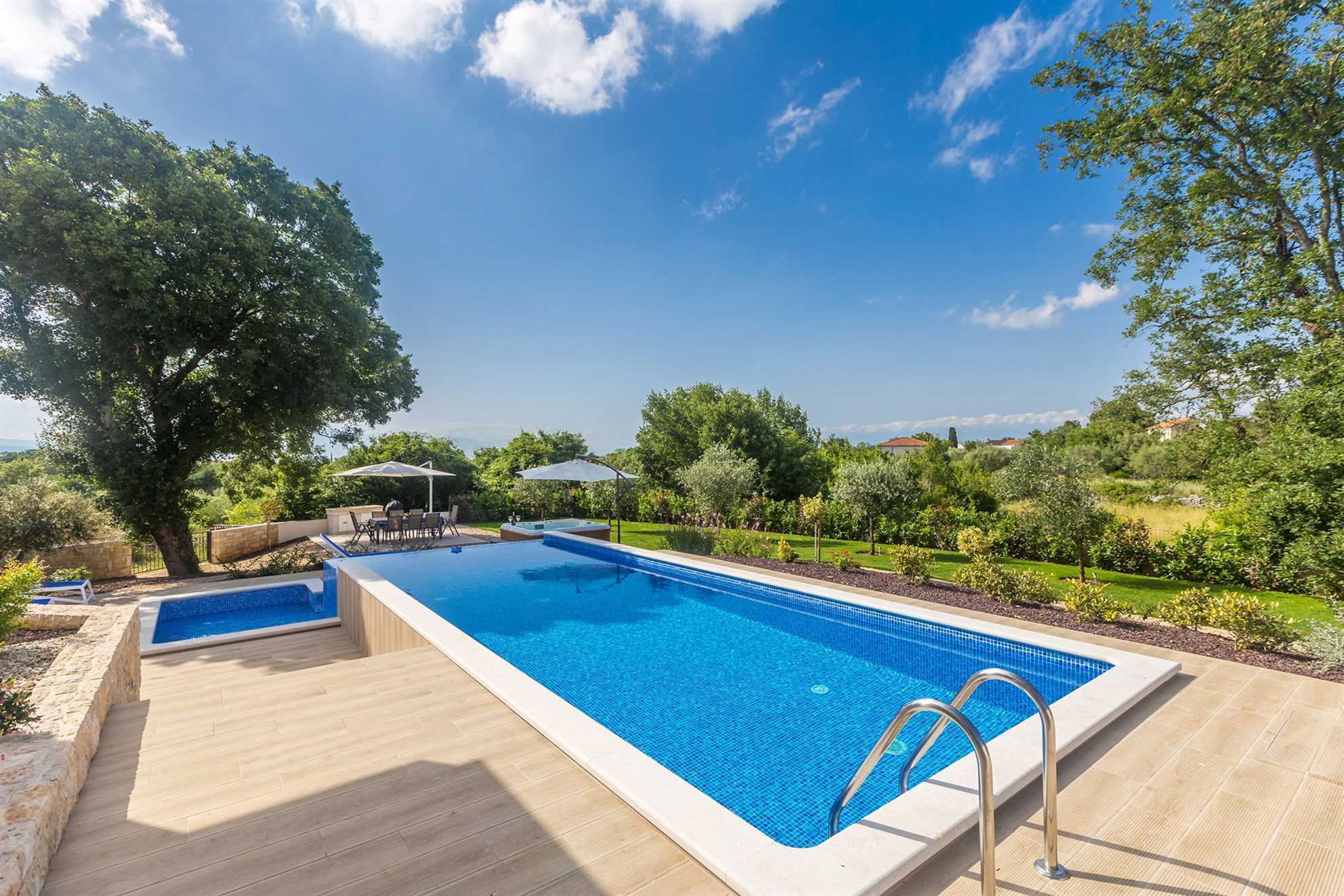 Luxury Villa Confidenca with Pool