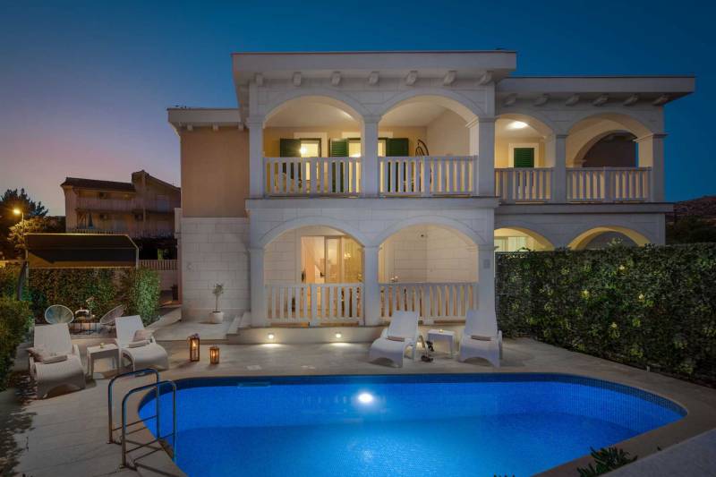 Villa Stone Art with Pool