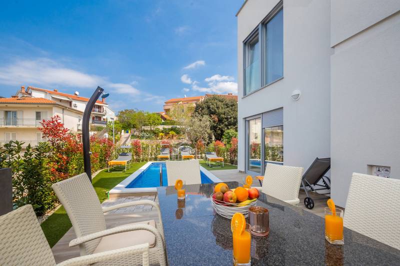 Villa Topaz mit beheiztem Pool Krk