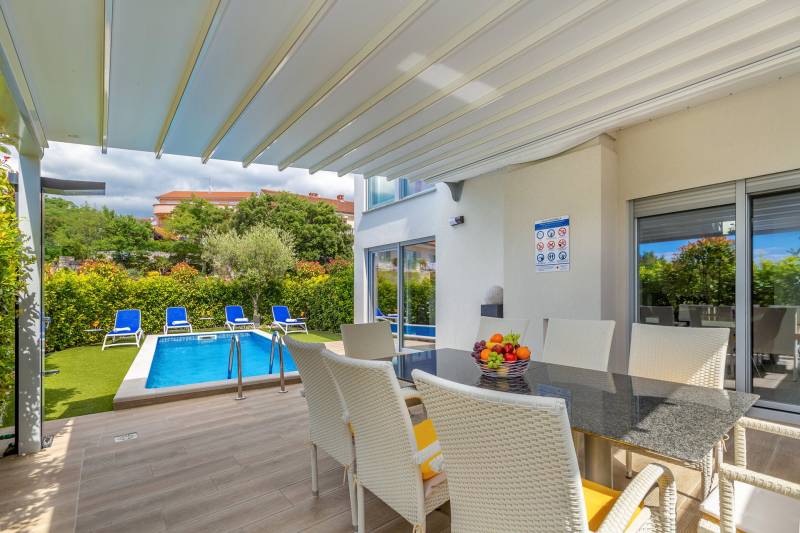 Villa Topaz mit beheiztem Pool Krk