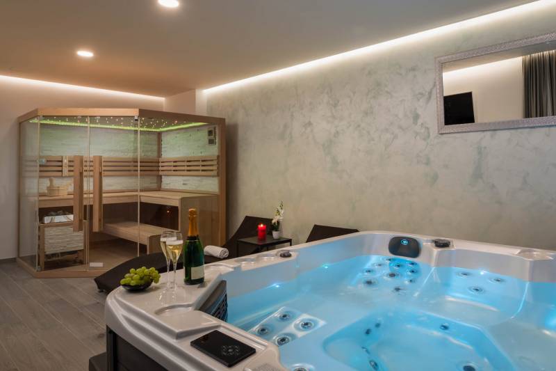 Luxury Villa Spotlight with Pool Split