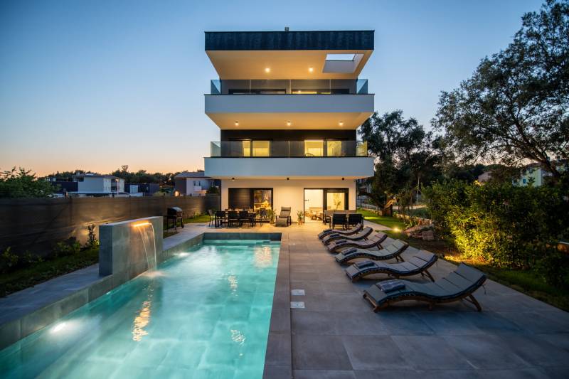 Luksuzna Vila Black Onyx s Bazenom Pula