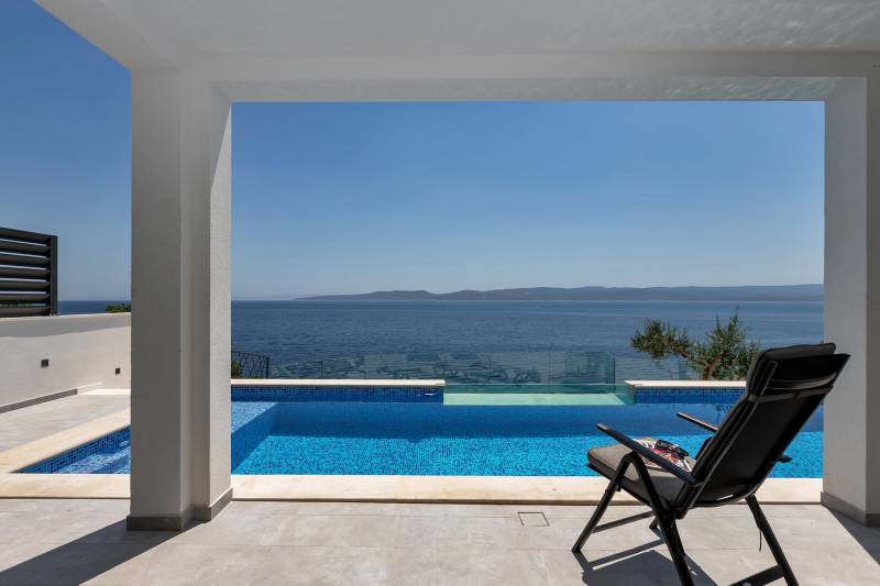 Beachfront Villa Immortelle with Pool Omiš