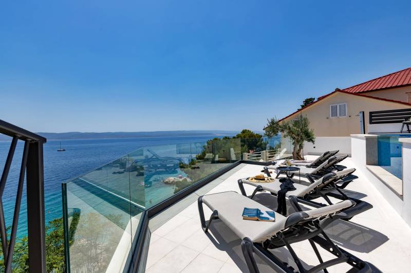 Beachfront Villa Immortelle with Pool Omiš