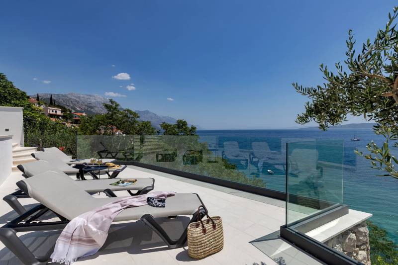 Beachfront Villa Immortelle with Pool Omiš