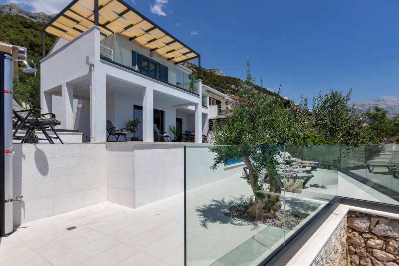 Beachfront Villa Immortelle with Pool Omiš