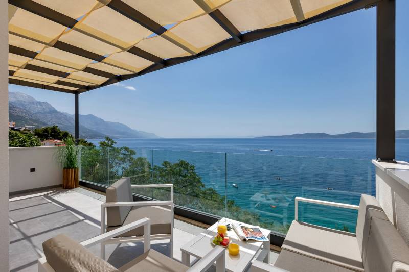 Beachfront Villa Immortelle with Pool Omiš