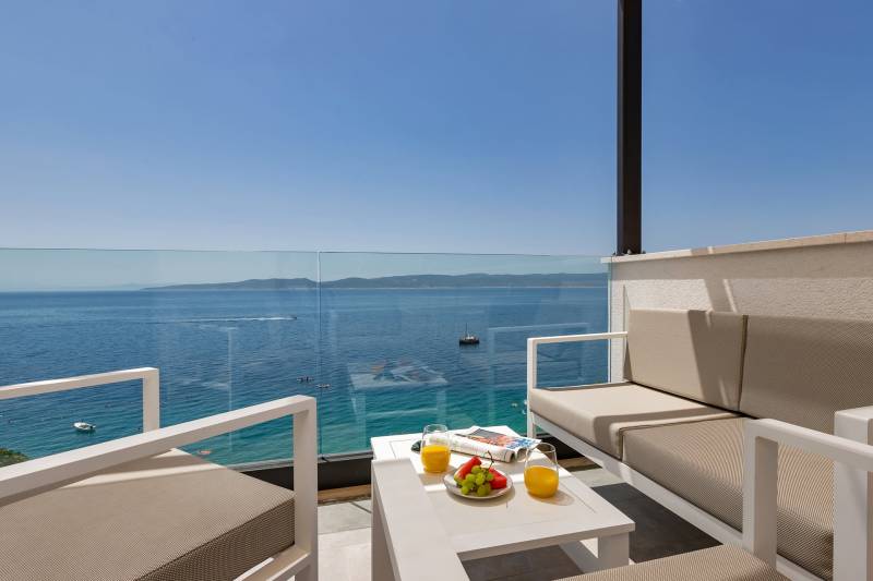 Beachfront Villa Immortelle with Pool Omiš