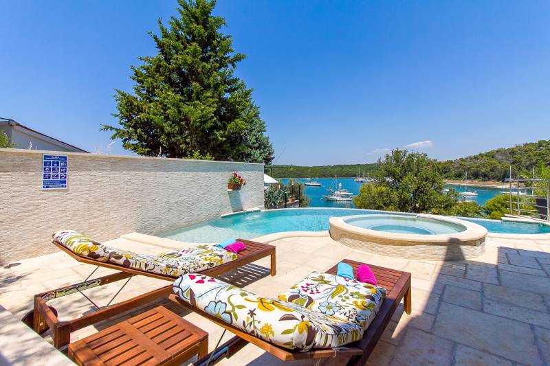 Vila Lyra s Bazenom Pula
